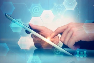 Erkek el tablet ile dijital iş arabirimini kullanarak yan görünüm. Teknoloji, iletişim ve ağ kavramı. Çift Pozlama 