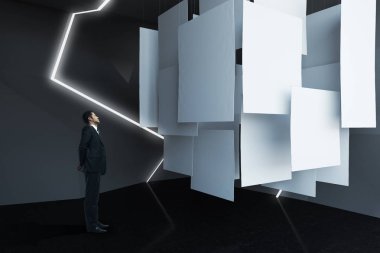 Boş afiş soyut sergi odasında bakarak iş adamı. Alay etmek yukarıya, 3d render 