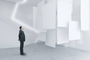 İşadamı soyut sergi odasında boş posterler bakıyor. Alay etmek yukarıya, 3d render 