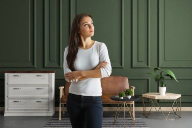 Oldukça genç işkadını modern toplantı odada iç. 3D render 