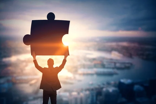 Puzzleteil Silhouette Auf Verschwommenem Stadthintergrund Teamwork Und Puzzle Konzept Doppelbelastung — Stockfoto