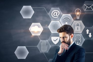 Kara tahta arka plan ile iş arabirimi üzerinde duran yakışıklı genç Avrupa iş adamı. Teknoloji ve internet kavramı