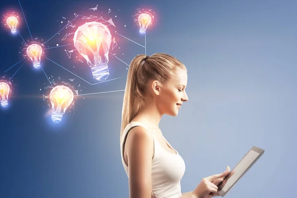 青の背景に輝く多角形ランプおよびタブレットの若いヨーロッパ女性の側面図です 技術革新と技術の概念 — ストック写真