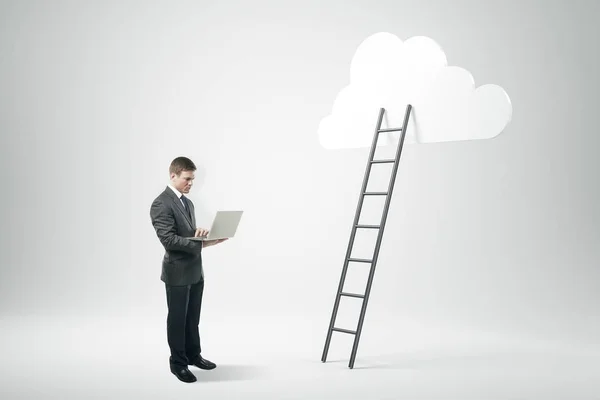 Empresario Con Escalera Nube Sobre Fondo Gris Concepto Éxito Crecimiento —  Fotos de Stock