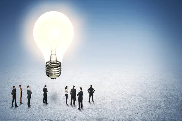 青の背景に光るランプを抽象的なビジネスマン アイデアと革新 レンダリング — ストック写真