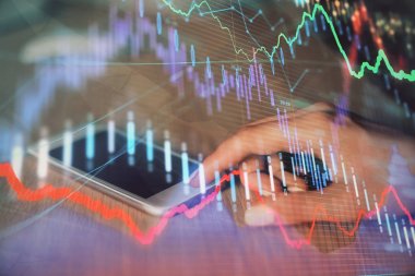 Cep telefonu ve borsa çizelgeleri kullanarak işadamı çift pozlama. Finansal kavram.