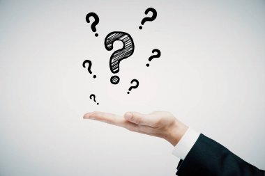 Soru işaretleri olan erkek ellerinin çifte pozu. Bilgi sorma ve arama consept.