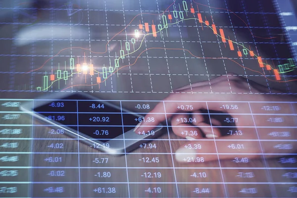 Dubbele blootstelling van zakenman met behulp van mobiele telefoon en aandelenmarkt grafieken. Financieel concept. — Stockfoto