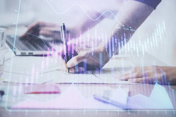 Close-up van handen schrijven met dubbele blootstelling van business charts. Financieel concept. — Stockfoto