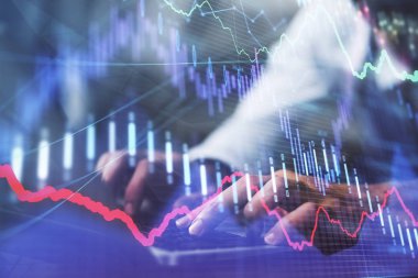 Dizüstü bilgisayarda yazan eller. İş ve Finans kavramı. Borsa listelerinin çifte pozlama.