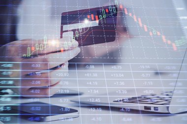 Dizüstü bilgisayarda yazan eller. İş ve Finans kavramı. Borsa listelerinin çifte pozlama.