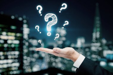 Soru işaretleri olan erkek ellerinin çifte pozu. Bilgi sorma ve arama consept.