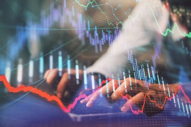 Dizüstü bilgisayarda yazan eller. İş ve Finans kavramı. Borsa listelerinin çifte pozlama.