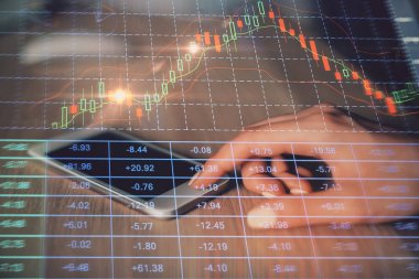 Cep telefonu ve borsa çizelgeleri kullanarak işadamı çift pozlama. Finansal kavram.