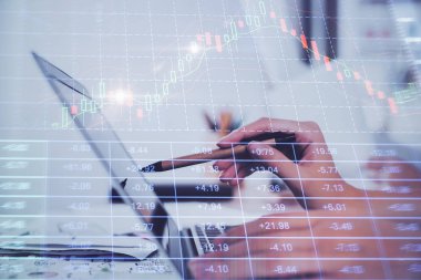 Dizüstü bilgisayarda yazan eller. İş ve Finans kavramı. Borsa listelerinin çifte pozlama.