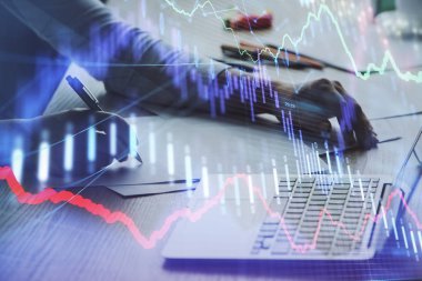 İş grafiklerinin çift pozlama ile yazma ellerini kapatın. Finansal kavram.