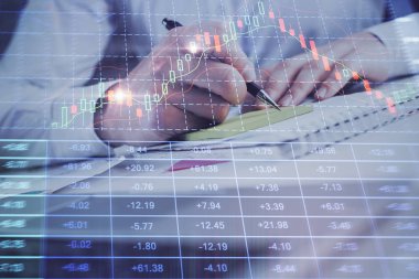 İş grafiklerinin çift pozlama ile yazma ellerini kapatın. Finansal kavram.