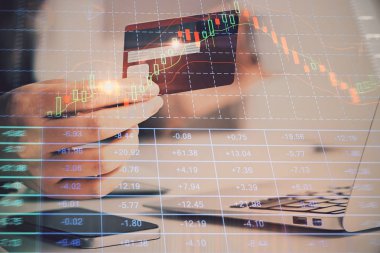 Dizüstü bilgisayarda yazan eller. İş ve Finans kavramı. Borsa listelerinin çifte pozlama.