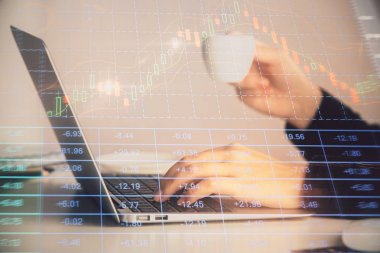 Dizüstü bilgisayarda yazan eller. İş ve Finans kavramı. Borsa listelerinin çifte pozlama.