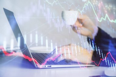 Dizüstü bilgisayarda yazan eller. İş ve Finans kavramı. Borsa listelerinin çifte pozlama.