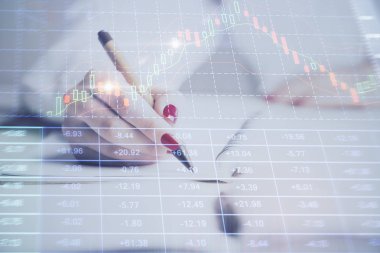 İş grafiklerinin çift pozlama ile yazma ellerini kapatın. Finansal kavram.
