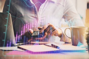 Dizüstü bilgisayarda yazan eller. İş ve Finans kavramı. Borsa listelerinin çifte pozlama.