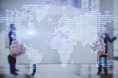 Dünya haritası nın insanlarla çift pozlama. Küreselleşme kavramı.