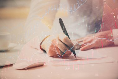 İş grafiklerinin çift pozlama ile yazma ellerini kapatın. Finansal kavram.