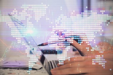 Dizüstü bilgisayarda yazan kişi ile Dünya haritası poligonal çift pozlama. Küreselleşme kavramı.