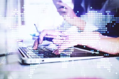 Dizüstü bilgisayarda yazan kişi ile Dünya haritası poligonal çift pozlama. Küreselleşme kavramı.