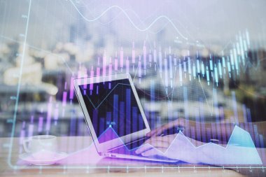 Dizüstü bilgisayarda yazan eller. İş ve Finans kavramı. Borsa listelerinin çifte pozlama.