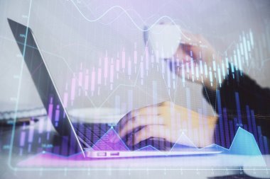 Dizüstü bilgisayarda yazan eller. İş ve Finans kavramı. Borsa listelerinin çifte pozlama.