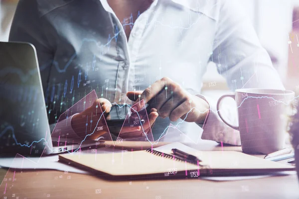 Mani che scrivono sul portatile. Concetto economico e finanziario. Doppia esposizione dei grafici di borsa . — Foto Stock