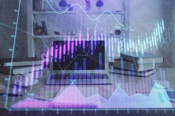 Doppia esposizione di grafico del mercato azionario e desktop ufficio su sfondo. concetto di strategia finanziaria . — Foto Stock