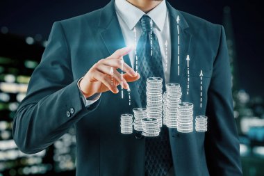 Büyüme sikke sütunları ve adam el ile çift pozlama. Başarı tasarrufu ve sermaye kavramı.