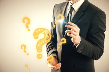 Soru işaretleri olan erkek ellerinin çifte pozu. Bilgi sorma ve arama consept.