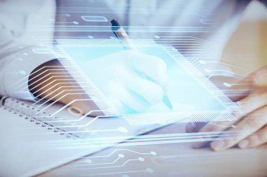 Teknoloji simgeleriyle insan eli yazmak.