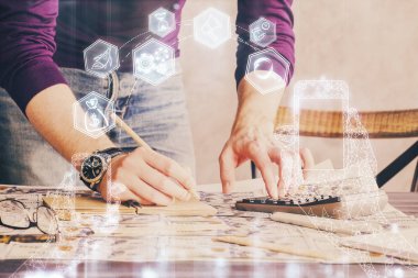 İnsan ellerine ve endüstriler için soyut yenilikçi teknolojilere yakın durun. Çift pozlama.