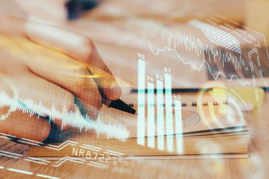 İnsan ellerinin arka planını ve endüstriler için soyut yenilikçi teknolojileri kapatın. Çoklu pozlama.