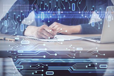 Teknoloji temalı çoklu pozlama simgeleri ile insan elleri yazılıyor.