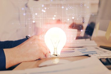 İşinizi geliştirin. Yazan adamların el altyapısı üzerine fikir ikonu. Çoklu pozlama.