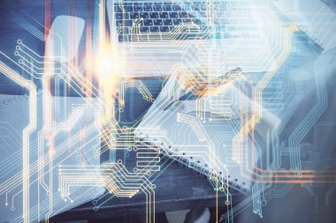 Dünya haritası hologramı ve veri tema simgeleriyle notlar alan ellerin çifte pozlanması. Uluslararası ağ verilerinin kavramı.