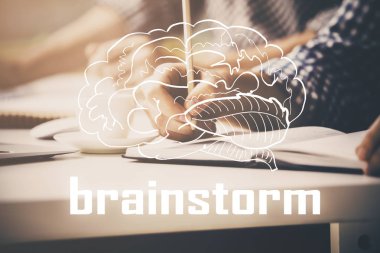 Yaratıcı başlangıç konsepti hologramı insan eliyle çift pozlama.