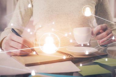 Sosyal ağ temalı hologram ellerin not almasından üstündür. Küresel uluslararası insan kavramı bağlanıyor. Çift pozlama