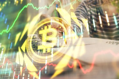 Kripto para birimi hologramı, Bitcoin, ellerin üstünde ico teması not tutuyor. Engelleme zinciri kavramı. Çoklu pozlama