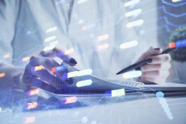 Dijital kodlama simgeleriyle notlar alan ellerin çoklu pozlanması. Bilgisayar öğrenme kavramı.