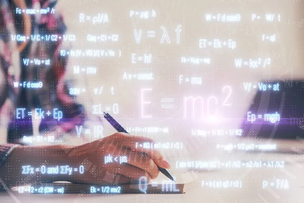 Wissenschaft Formel Hologramm über Frauenhände Notizen Hintergrund. Studienkonzept. Mehrfachbelichtung — Stockfoto