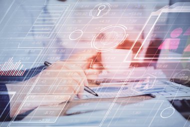 Teknoloji temalı çoklu pozlama çizimleri olan insan elleri.