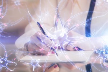 El üstünde tutulan nöron hologramı. Araştırma ve öğrenim kavramı. Çift pozlama