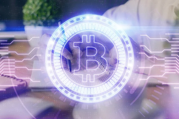 Crypto-monnaie hologramme, Bitcoin, thème ico sur les mains en prenant des notes de fond. Concept de blockchain. Exposition multiple — Photo